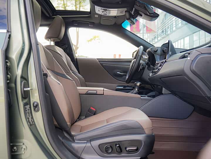 Фото 11 - Lexus ES