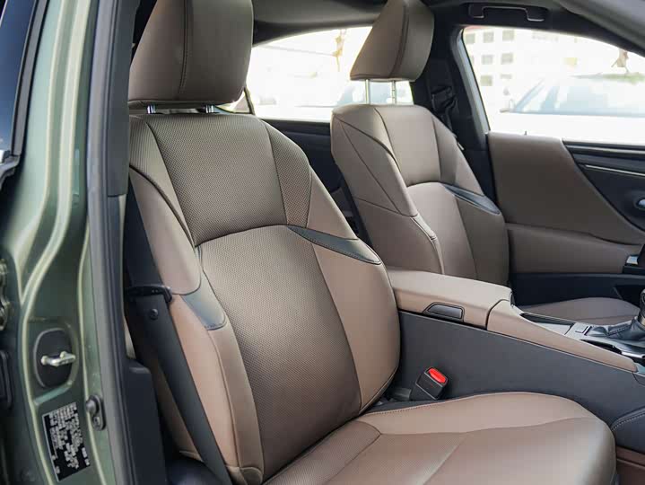 Фото 12 - Lexus ES