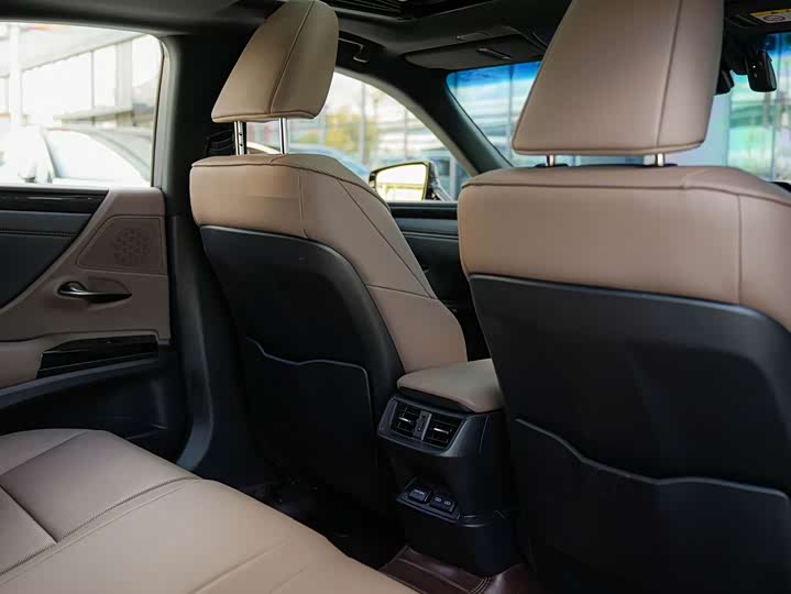 Фото 13 - Lexus ES