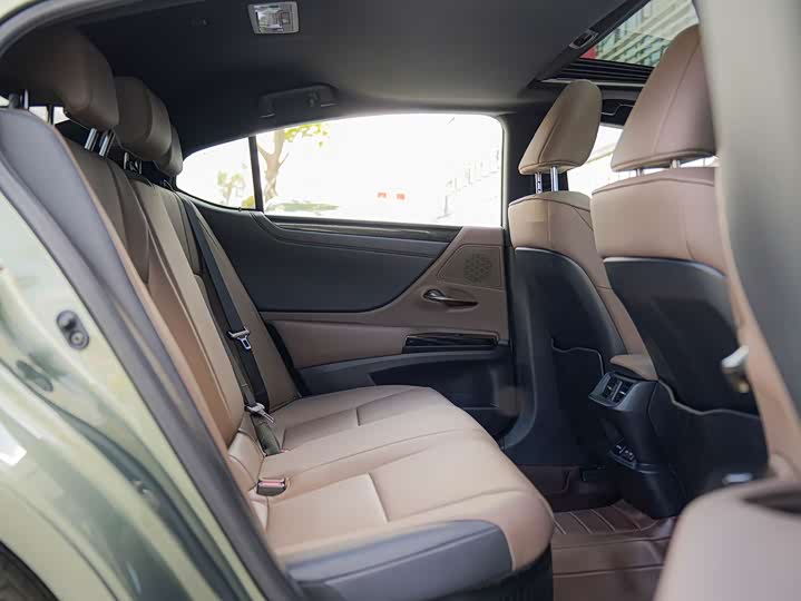 Фото 14 - Lexus ES