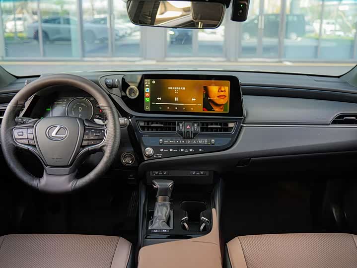 Фото 16 - Lexus ES