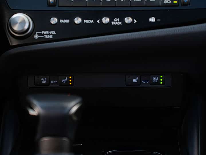 Фото 18 - Lexus ES