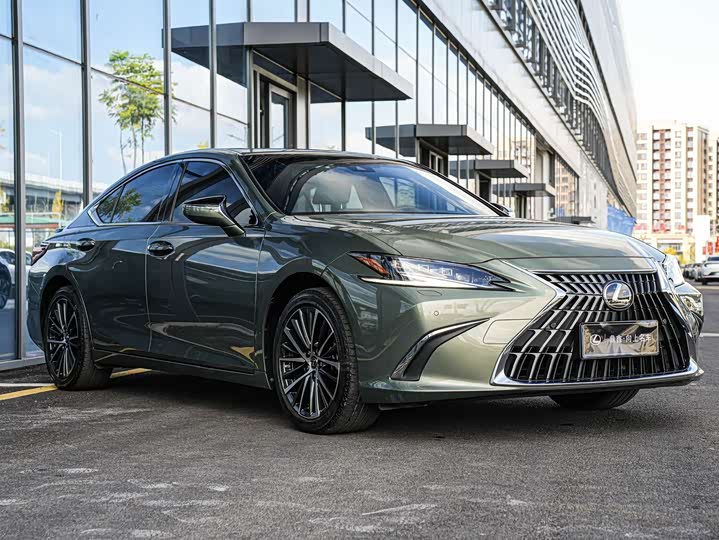 Фото 3 - Lexus ES