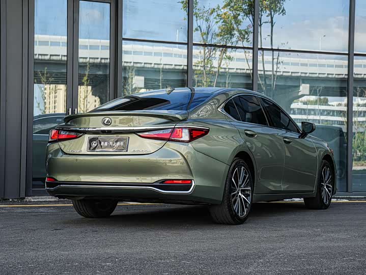 Фото 4 - Lexus ES