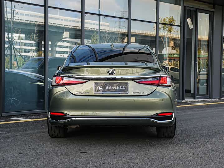 Фото 5 - Lexus ES