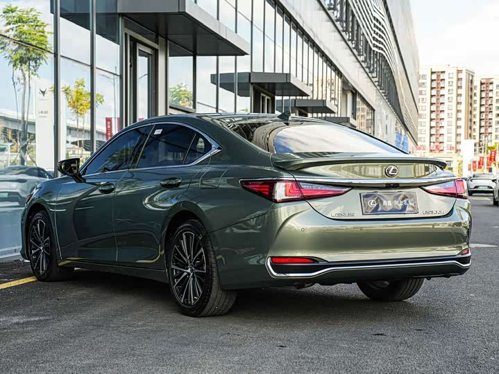 Фото 6 - Lexus ES