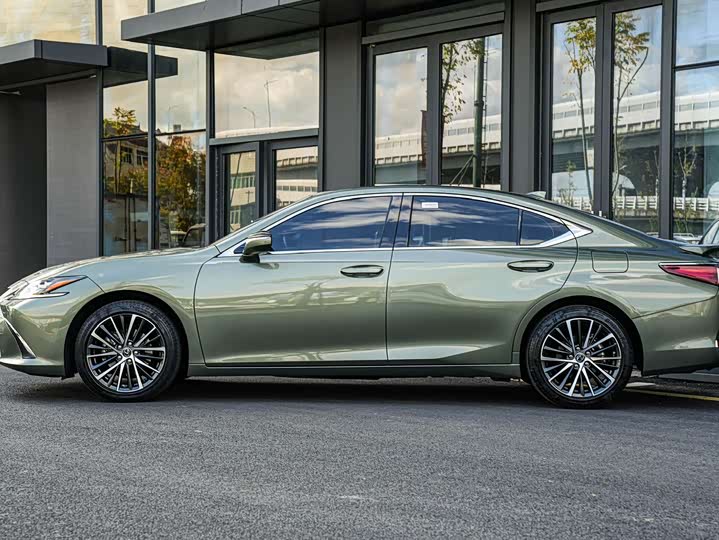 Фото 7 - Lexus ES