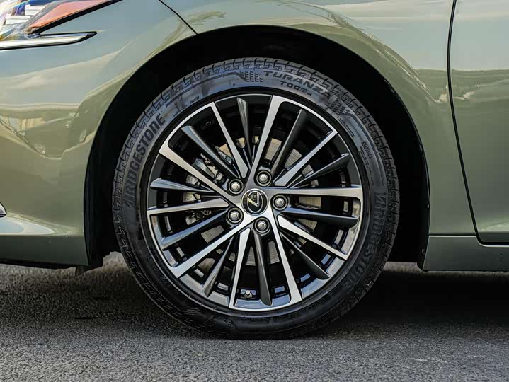 Фото 8 - Lexus ES