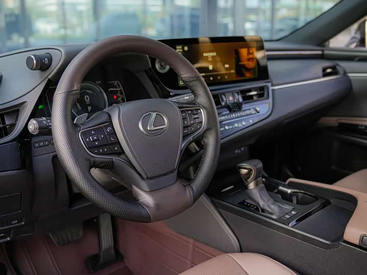 Фото 9 - Lexus ES