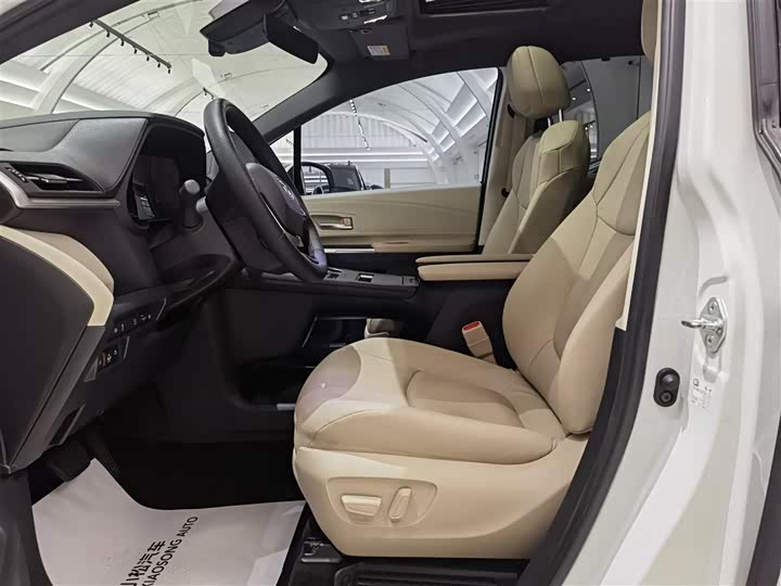 Фото 10 - Toyota Granvia