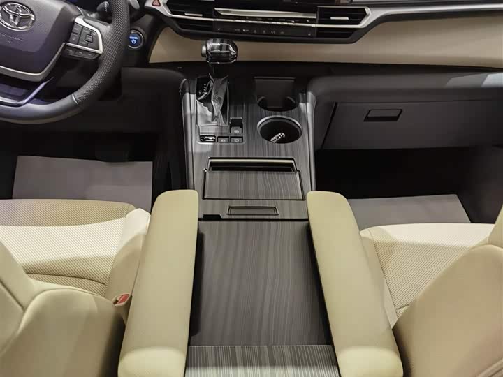 Фото 14 - Toyota Granvia