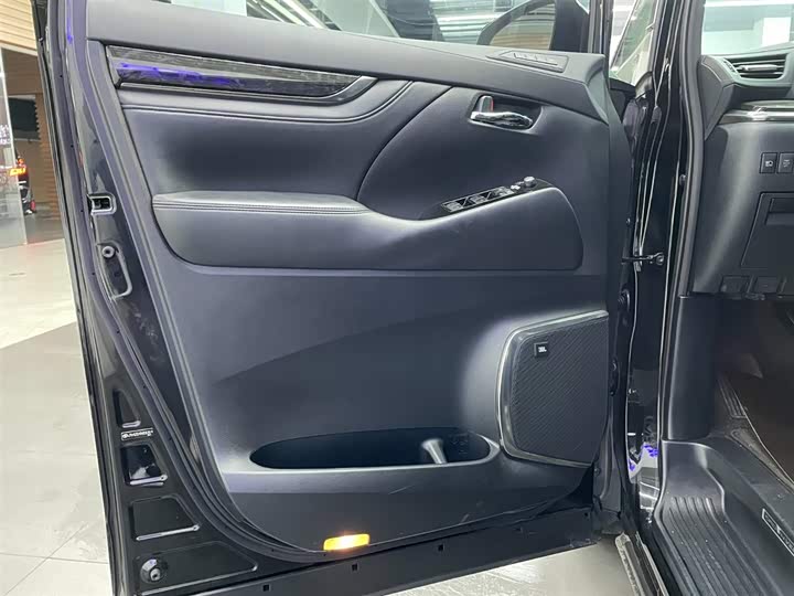 Фото 14 - Toyota Vellfire