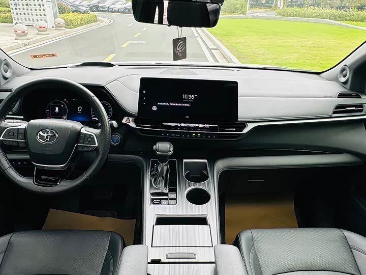 Фото 10 - Toyota Sienna