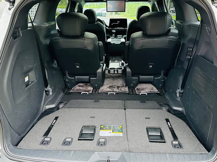 Фото 9 - Toyota Sienna