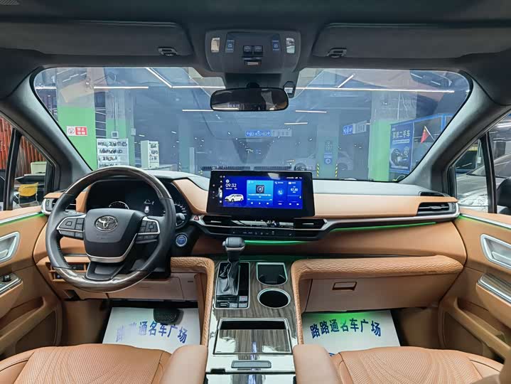 Фото 7 - Toyota Sienna