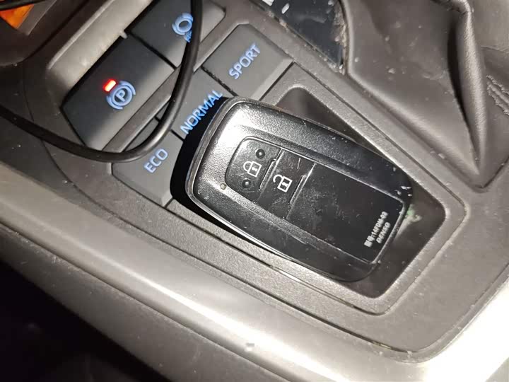 Фото 12 - Toyota RAV4