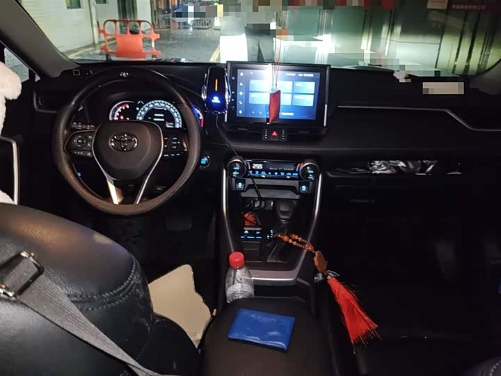 Фото 13 - Toyota RAV4