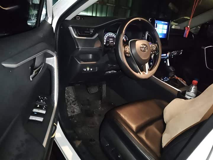 Фото 14 - Toyota RAV4