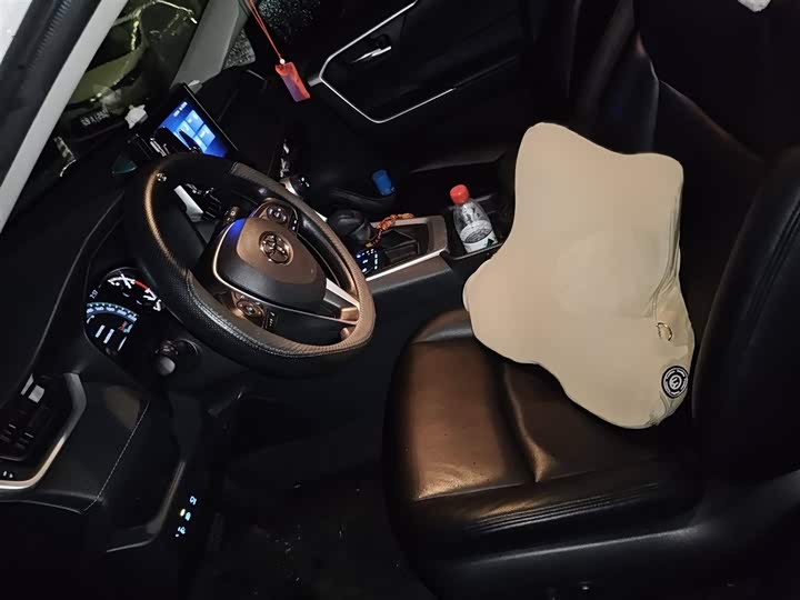 Фото 8 - Toyota RAV4