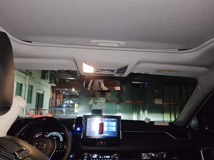 Фото 9 - Toyota RAV4