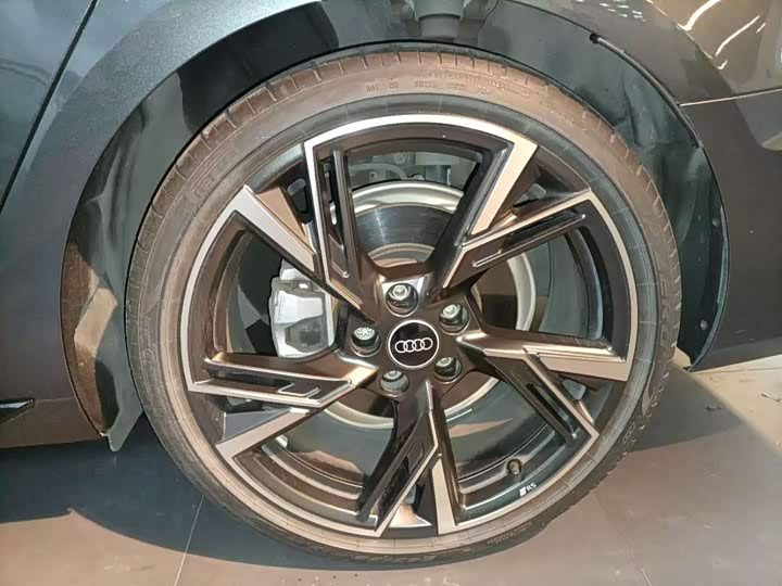 Фото 12 - Audi A4L