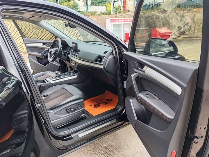 Фото 8 - Audi Q5L