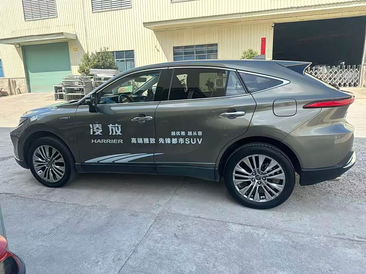 Фото 4 - Toyota Harrier