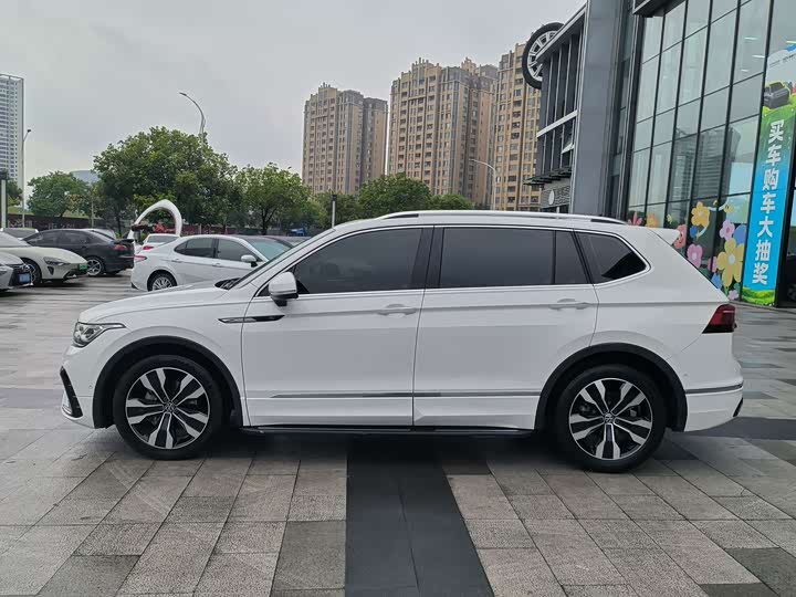 Фото 3 - Volkswagen Tiguan L Pro
