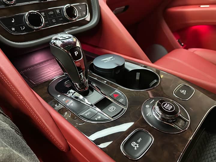 Фото 17 - Bentley Bentayga