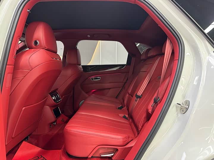 Фото 19 - Bentley Bentayga