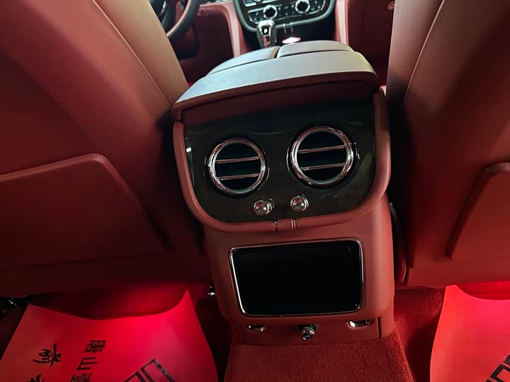 Фото 22 - Bentley Bentayga