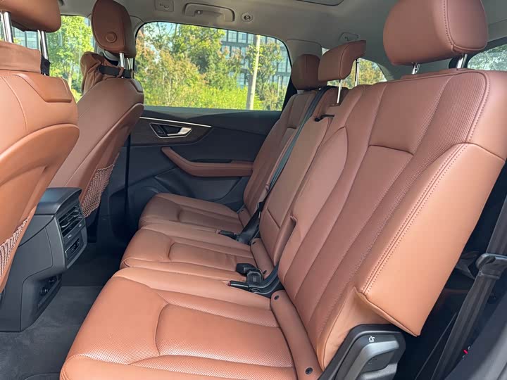 Фото 13 - Audi Q7