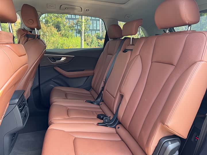 Фото 15 - Audi Q7