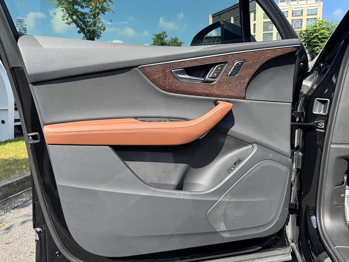 Фото 16 - Audi Q7