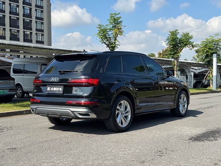 Фото 4 - Audi Q7