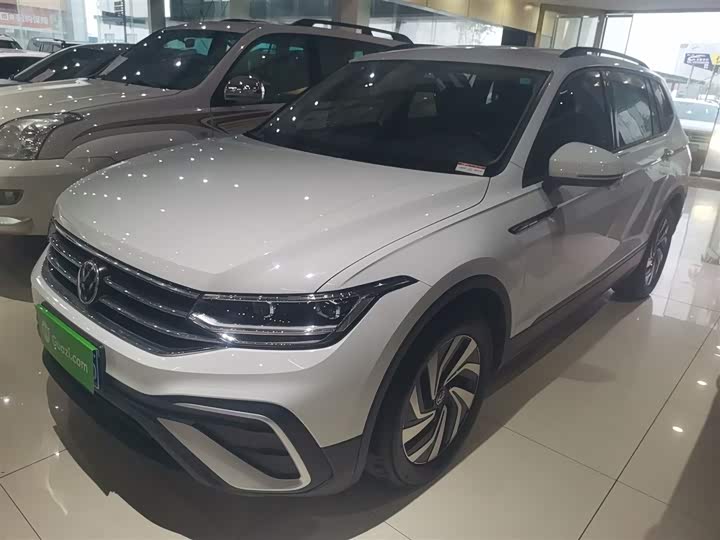 Фото 1 - Volkswagen Tiguan L Pro