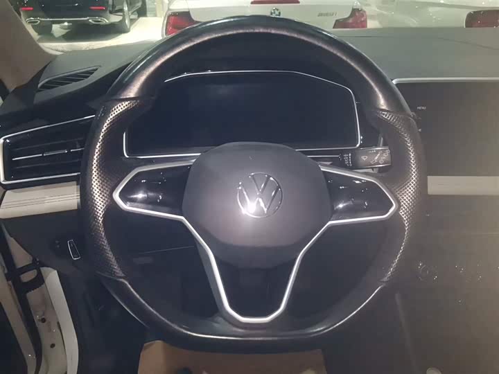 Фото 11 - Volkswagen Tiguan L Pro