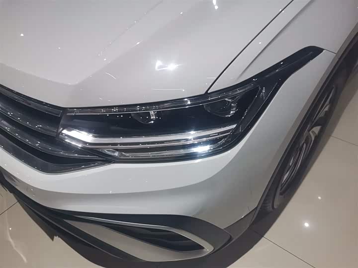 Фото 24 - Volkswagen Tiguan L Pro