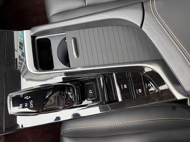 Фото 10 - Bestune B70