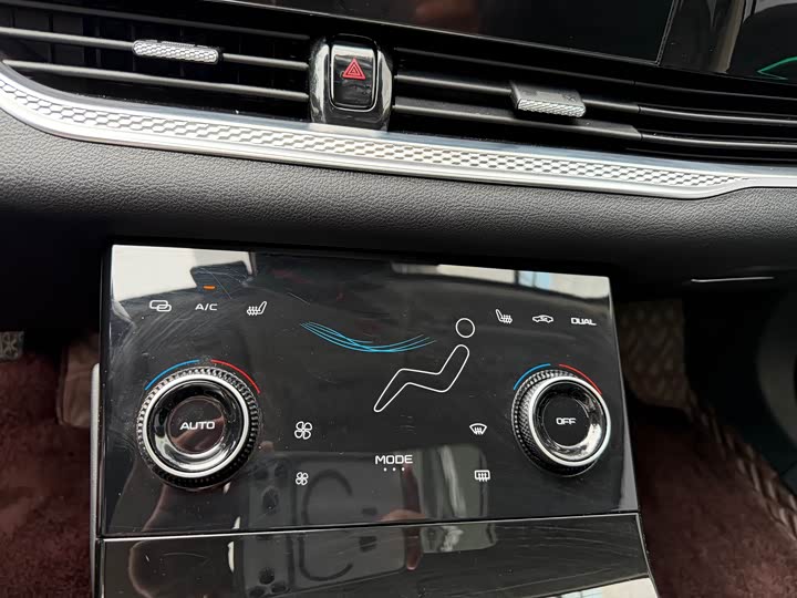 Фото 12 - Bestune B70