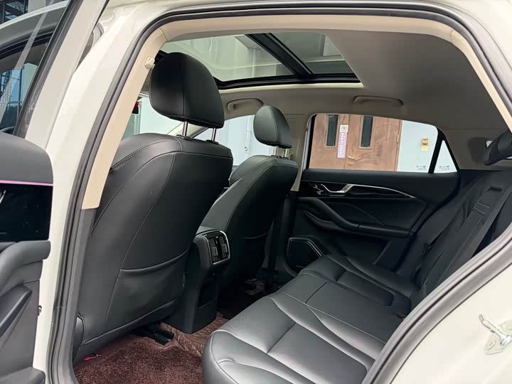 Фото 15 - Bestune B70