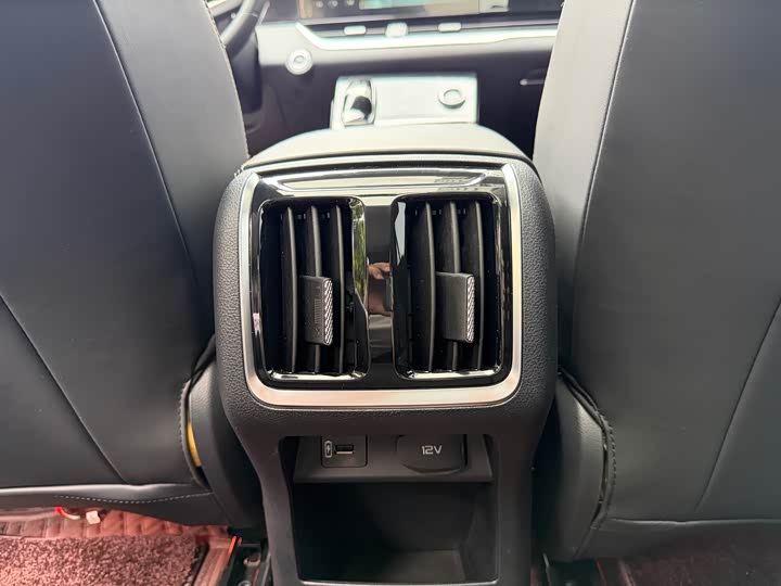 Фото 17 - Bestune B70