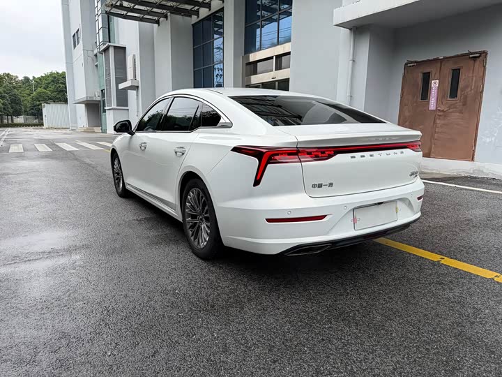 Фото 21 - Bestune B70