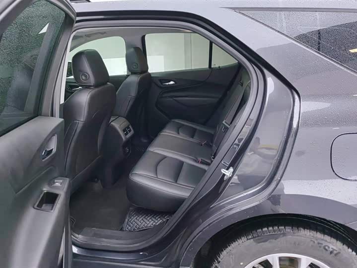 Фото 11 - Chevrolet Equinox