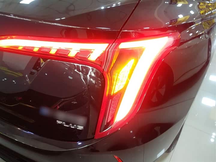 Фото 8 - Hongqi E-QM5