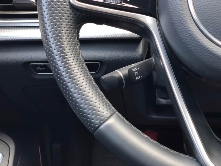 Фото 14 - Hongqi H5