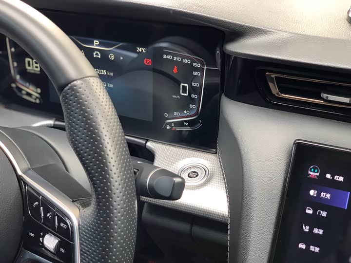 Фото 17 - Hongqi H5