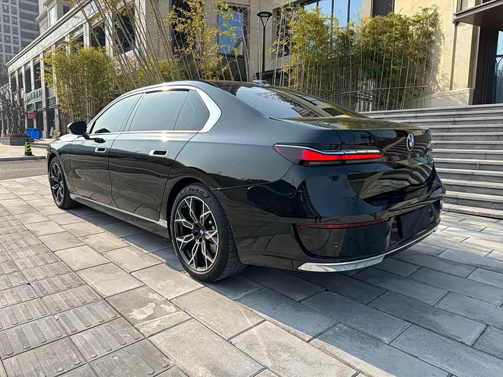 Фото 16 - BMW 7 Series