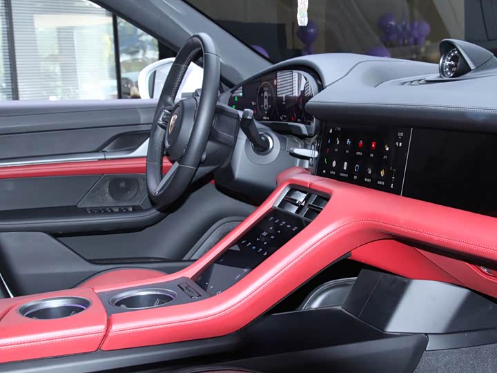 Фото 13 - Porsche Taycan