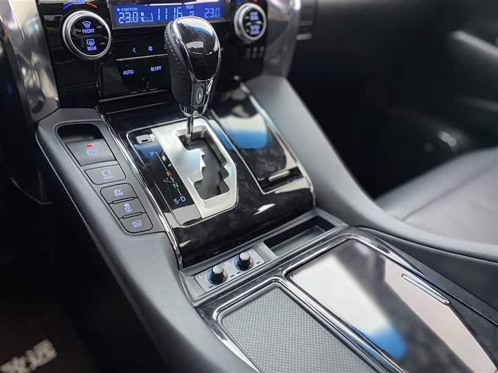 Фото 17 - Toyota Vellfire